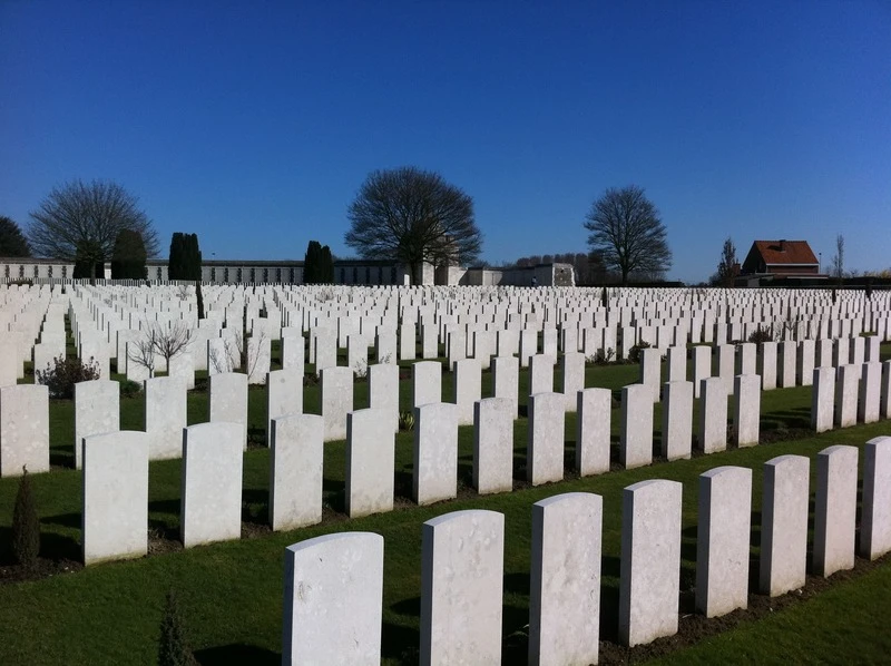 les plus grands cimetières du tourisme de mémoire à Ypres vides de tous touristes britanniques